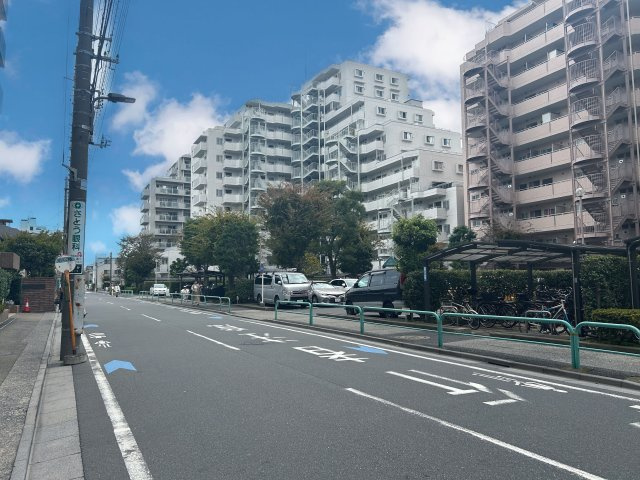 ツインシティ壱番館エンランズ東砂の外観|時代の流れに惑わされないシックなカラートーンで街並みに溶け込む外観は、主張し過ぎず、また平凡になり過ぎず絶妙なコントラストで輝きを放ちます。