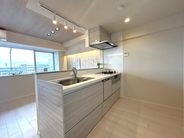 ツインシティ壱番館エンランズ東砂のキッチン|毎日使うキッチン周りが綺麗で清潔に保たれていると、お料理を作るのも楽しくなりますよね。機能性とデザイン性を持たせたキッチンで気持ちよくお料理が出来そうです。