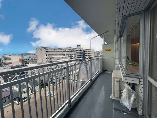 ツインシティ壱番館エンランズ東砂のバルコニー|～Balcony～
お洗濯物が思いっきり干せる陽あたり良好の真南に面したワイドバルコニー。前面に建物もないので風通し、眺望も抜群です。