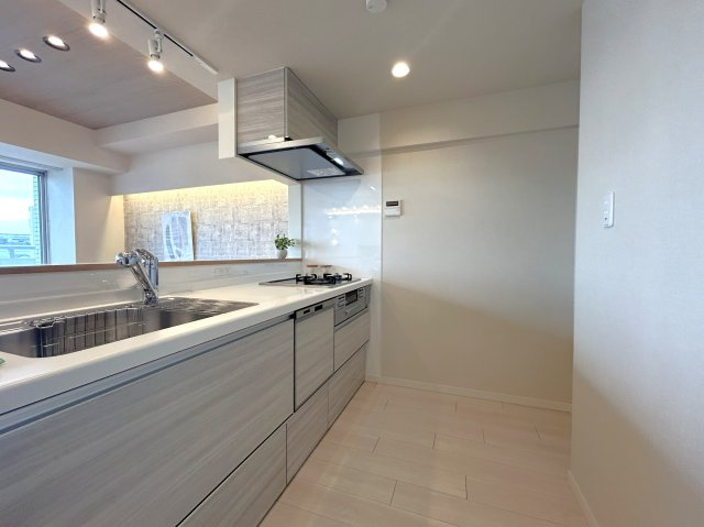 ツインシティ壱番館エンランズ東砂のキッチン|とても広々としたキッチンスペース。写真のように真ん中に収納スペースを作られても良し。様々な使い方が想像できます。