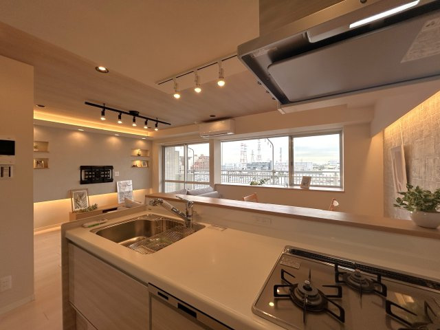 ツインシティ壱番館エンランズ東砂の居間・リビング|会話が弾む対面型キッチン。お洒落な食器類を余裕で収納できるスペース。動きやすい女性目線のキッチン動線。これからはお料理をつくる時間が劇的に変わります。