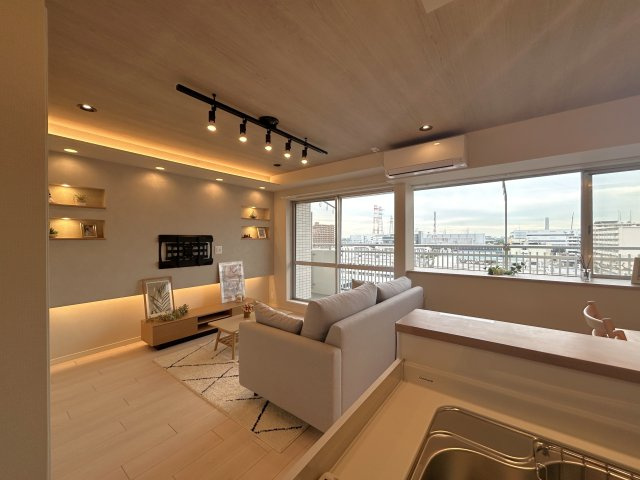 ツインシティ壱番館エンランズ東砂の居間・リビング|優しくリビングに注ぐ日差しはまるで「陽だまり」の様な暖かさ。高い断熱性はエアコンを使いすぎず快適な居住空間を創造しています。