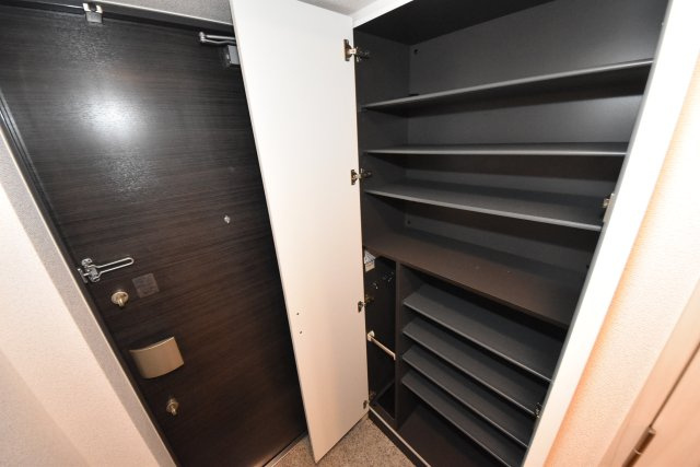 プレサンス江戸堀の収納|室内の建具や床などの色は現状を優先します。