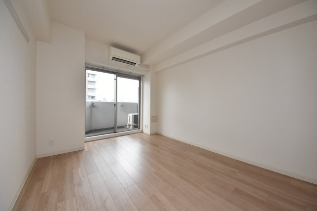 プレサンス江戸堀の居間・リビング|室内の建具や床などの色は現状を優先します。