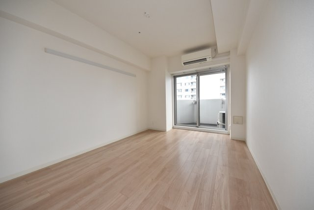 プレサンス江戸堀の寝室|室内の建具や床などの色は現状を優先します。