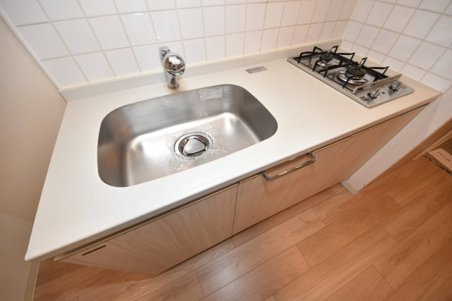 プレサンス江戸堀のキッチン|室内の建具や床などの色は現状を優先します。