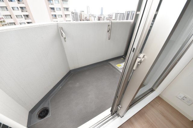 プレサンス江戸堀のバルコニー|室内の建具や床などの色は現状を優先します。