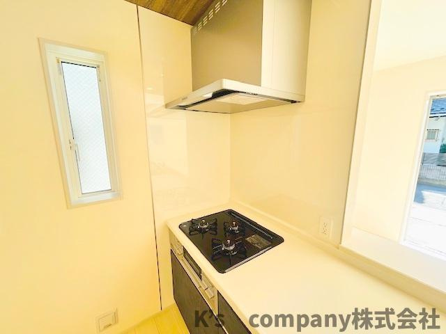 ◎茅ヶ崎市南湖４丁目　新築戸建　1号棟のキッチン|三口ガスコンロでお料理の幅が広がります◇
