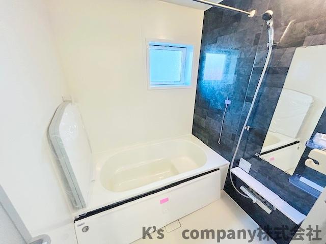 ◎茅ヶ崎市南湖４丁目　新築戸建　1号棟の浴室|アクセントパネルでおしゃれな印象の浴室スペース◇