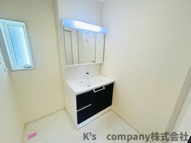 ◎茅ヶ崎市南湖４丁目　新築戸建　1号棟の独立洗面台|三面鏡の内側には小物収納が充実しています◇