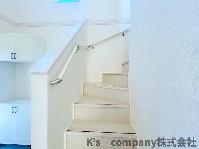 ◎茅ヶ崎市南湖４丁目　新築戸建　1号棟の収納|手すり付きの階段☆