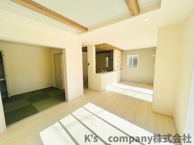 ◎茅ヶ崎市南湖４丁目　新築戸建　1号棟の居間・リビング|リビングは南向きで陽当たり良好です◇広さゆとりの17.2帖♪