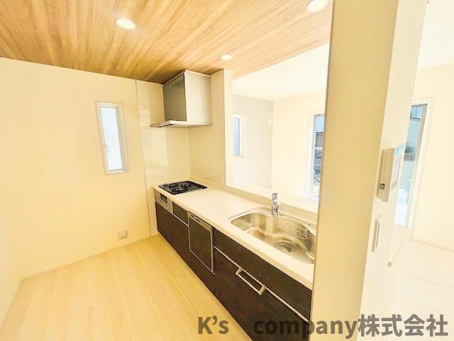 ◎茅ヶ崎市南湖４丁目　新築戸建　1号棟のキッチン|キッチン後方には食器棚を置くスペースがあります◇