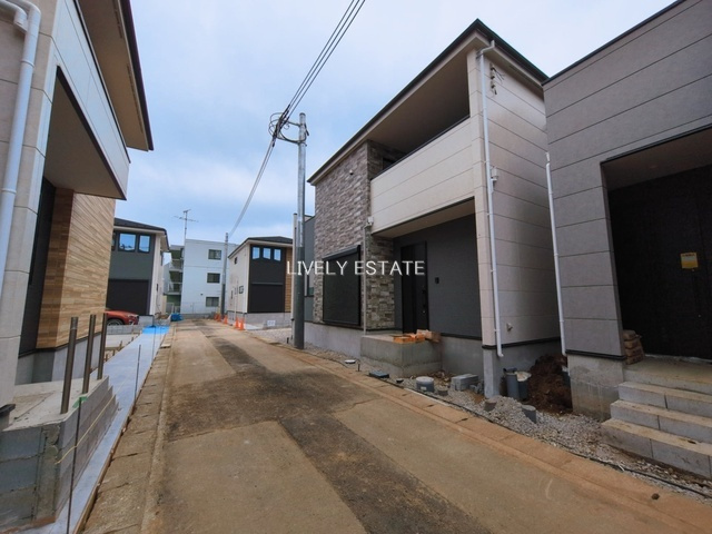 越谷市瓦曽根1丁目 新築分譲住宅 全6棟 5号棟 の前面道路含む現地写真