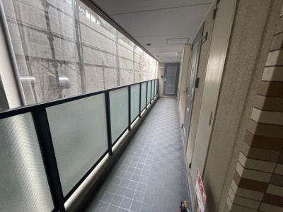 【その他共用部分】 | キューブ豊里 | 綺麗に清掃されている共用廊下です