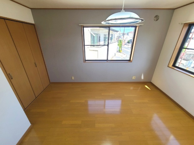 プリーマの洋室|★側面にアクセントクロスを使用・落ち着いた雰囲気の７帖の洋室★