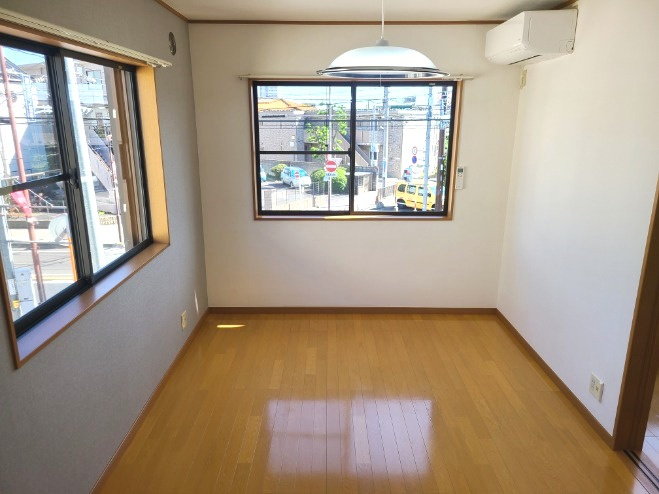 プリーマの洋室|★２階角部屋・２面採光で日当り良好です★