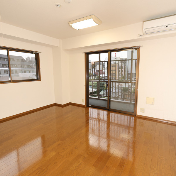 大和商住ビルの洋室
