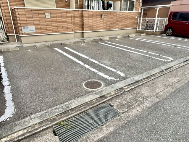 メゾングレースの駐車場