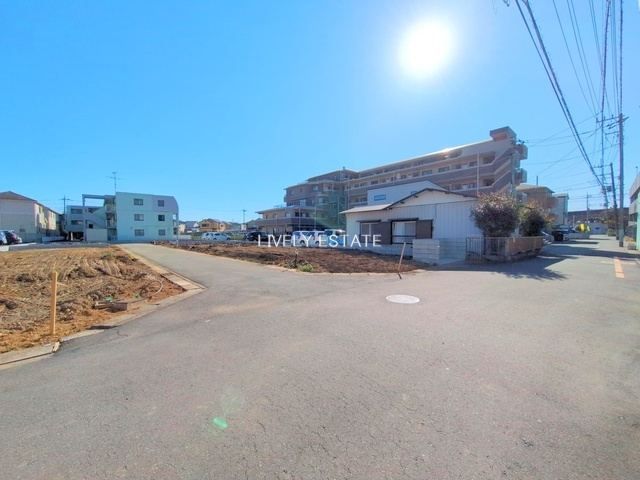 越谷市瓦曽根1丁目 新築分譲住宅 全6棟 6号棟 の前面道路含む現地写真