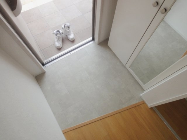 コガキ A棟の玄関