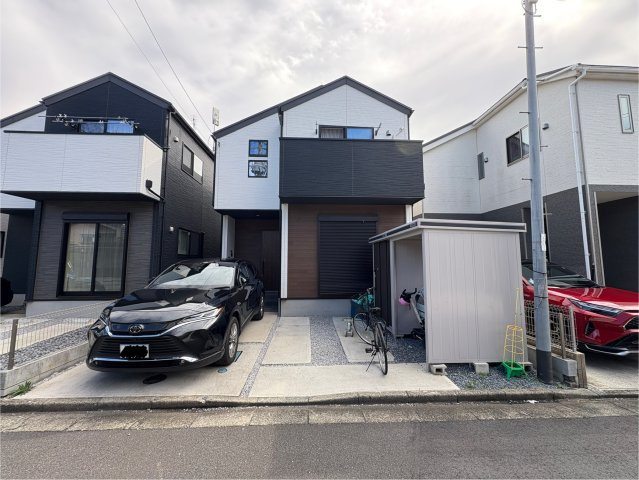 志木市柏町2丁目一戸建ての外観|白×黒のツートンカラーで統一されたモダンな外観デザイン。
スタイリッシュでありながら、全体の街並みも美しく整っており、分譲地としての統一感があります。