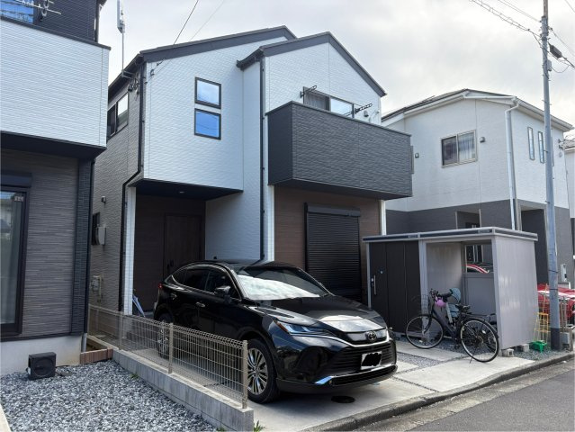 志木市柏町2丁目一戸建ての外観|敷地内にゆとりのある駐車スペース（大型SUV可）を完備。
さらに屋根付き物置・自転車スペースもあり、アウトドア用品や工具などの収納にも便利です。
