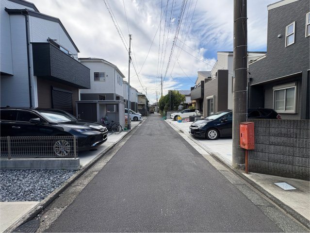 志木市柏町2丁目一戸建ての前面道路含む現地写真|前面道路は約6mのゆとりある公道。
車のすれ違いもスムーズで、駐車・出庫も安心。
住宅街らしい落ち着いた雰囲気で、小さなお子様のいるご家庭にもおすすめです。