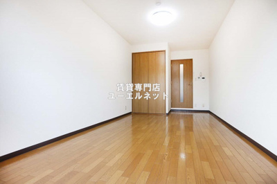 【寝室】 | マンション野口２ | 明るく開放感のある居室で、自分だけのくつろぎ空間を。