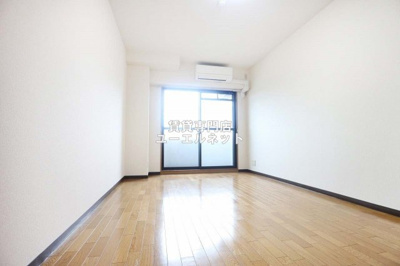 【居間・リビング】 | マンション野口２ | ゆったりとくつろげる、落ち着きのある居室空間です