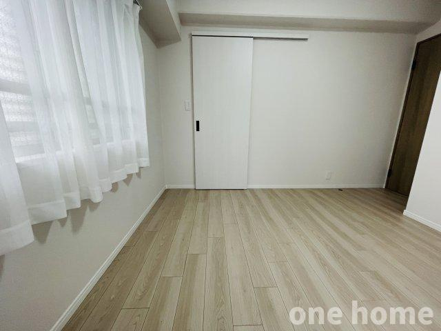 セントラルパレス千船アルテアの洋室|◆約6.0帖洋室 別角度です！
◆白い引き戸からウォークインクローゼットへと繋がります！