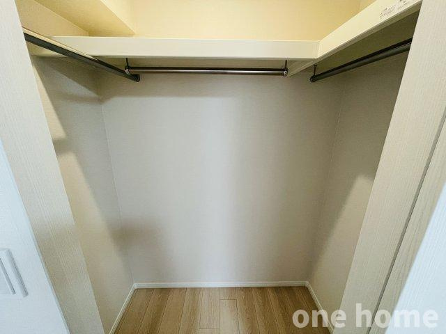 セントラルパレス千船アルテアの収納|◆約6.0帖洋室にはウォークインクローゼット完備！ワードローブを把握しやすく、スッキリ収納できるスグレ物です！