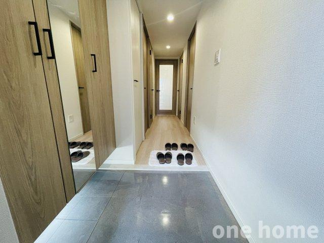 セントラルパレス千船アルテアの玄関|◆足運びスムーズな玄関です！フロートタイプの大容量シューズボックス完備！普段使いの靴を下部に置いていただけます！
◆姿見があり、お出かけ前の身支度チェックもバッチリ！