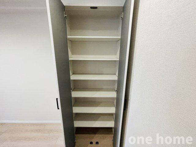 セントラルパレス千船アルテアの収納|◆キッチンにはパントリー完備！可動式の棚を自由にアレンジして、たくさんの食材をストックできます！扉が付いているので、収納物が見えず、整った印象を保てます！