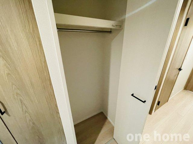 セントラルパレス千船アルテアの収納|◆玄関横にもクローゼット完備！コートや帽子、来客用としてもご利用でき大活躍です！