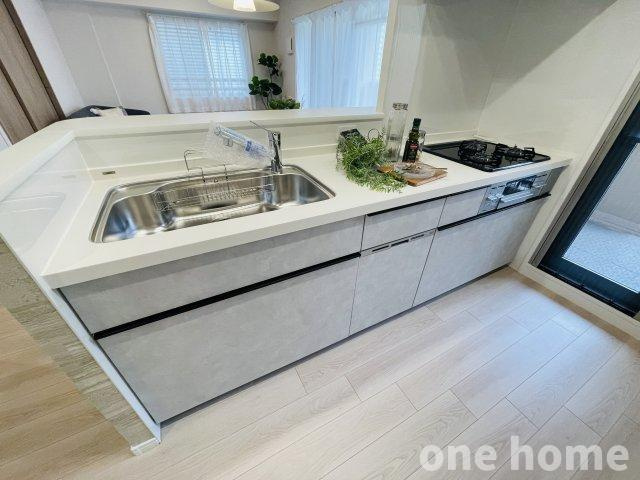 セントラルパレス千船アルテアのキッチン|◆新調されたシステムキッチンはグリル付３口ガスコンロ搭載！作業台が広めでお料理がしやすいです！
◆カウンター付きでお料理の配膳などもスムーズ♪
◆勝手口があり家事動線に優れた間取りです！