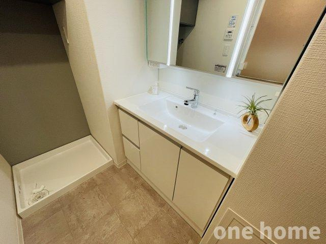 セントラルパレス千船アルテアの独立洗面台|◆新調された三面鏡の洗面化粧台です！ミラー背面とボウル下に日用品を収納できます！
◆【即日内覧会開催中】土日はもちろん！平日の仕事終わりの内覧も可能です！