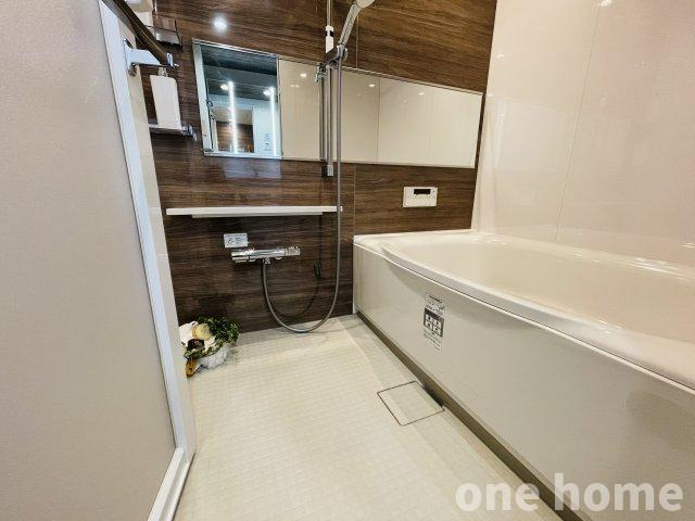 セントラルパレス千船アルテアの浴室|◆新調された浴室です！アクセントパネルとワイドミラーが落ち着いた雰囲気を演出♪一日の疲れをリフレッシュでます！
◆シャワーの高さを調整できるスライドバー付きです！