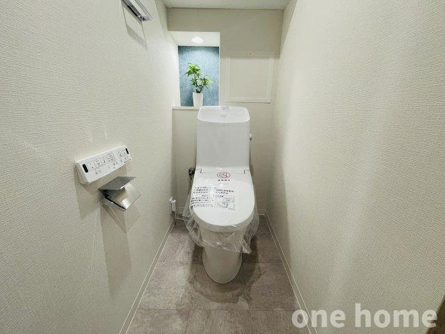 セントラルパレス千船アルテアのトイレ|◆スッキリとしたフォルムの手洗い一体型 温水洗浄便座付きトイレです！新調済！
◆操作がしやすい壁掛けリモコン！
◆背面には扉付きの収納が完備され、トイレットペーパーを収納できます！