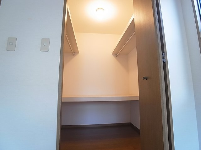 神戸市長田区寺池町２丁目のハイツの収納|ウォークインクローゼットの奥行き有る広々収納
