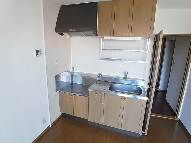 神戸市長田区寺池町２丁目のハイツのキッチン|ガスコンロ設置タイプの広々キッチン