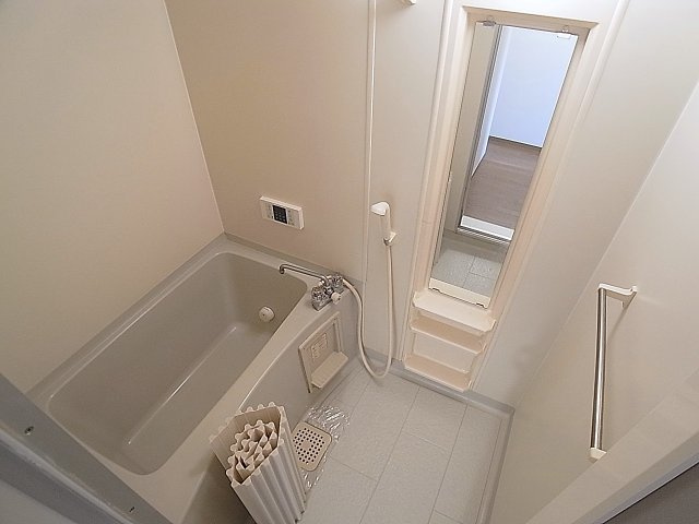 神戸市長田区寺池町２丁目のハイツの浴室|追い焚き可能、鏡付きバスルーム