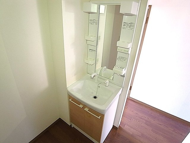 神戸市長田区寺池町２丁目のハイツの洗面所|シャワー付き独立洗面を完備してます