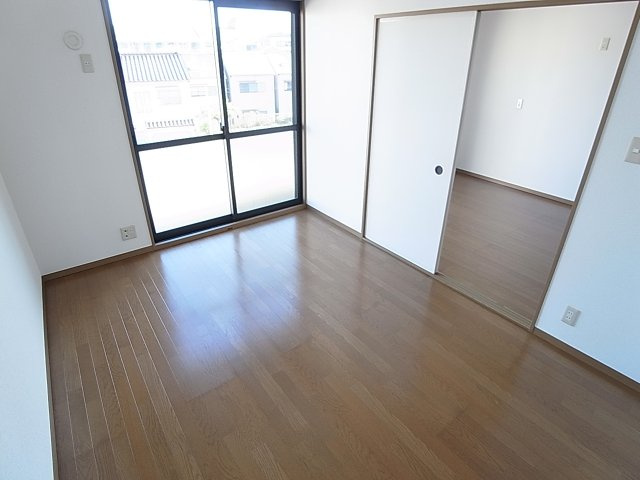 神戸市長田区寺池町２丁目のハイツの内装|採光タップリでとっても明るい洋室