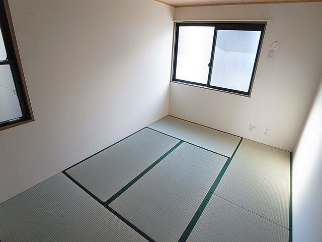 神戸市長田区寺池町２丁目のハイツの設備|2面窓の綺麗な和室