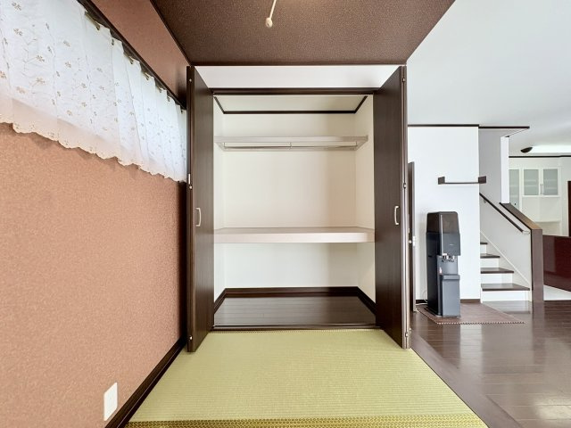 売中古戸建　中央区入野町の内装|小上がり脇の収納。リビングに収納があると便利ですね♪