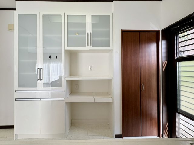 売中古戸建　中央区入野町のキッチン|キッチン背面には大型のカップボードプラス収納スペースあり。見せたくないものも収納できます。