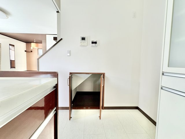 売中古戸建　中央区入野町の内装|キッチン脇の階段下にも収納スペースあり！便利です！