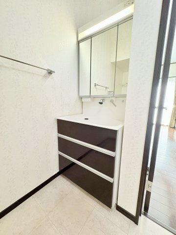 売中古戸建　中央区入野町の独立洗面台|洗面台はシンプルで清潔感があります。