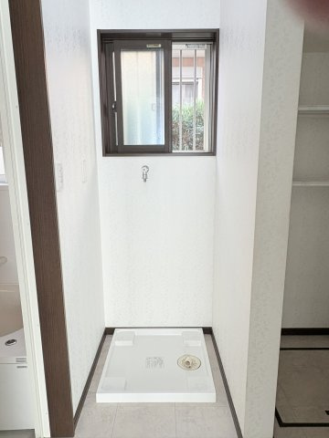 売中古戸建　中央区入野町のランドリースペース|ランドリースペースには防水パン付きで床を傷めることなく洗濯機設置可能。